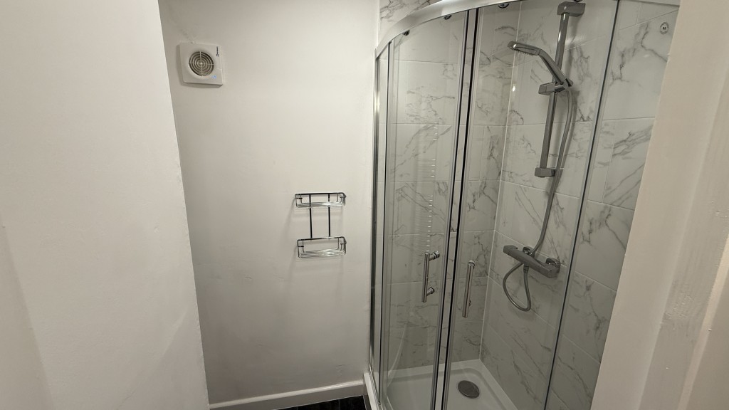Lot: 157 - FREEHOLD PART VACANT RESIDENTIAL INVESTMENT WITH POTENTIAL INCOME OF £27,000 PER ANNUM - Internal image of basement flat shower